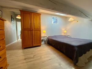 ein Schlafzimmer mit einem Bett und zwei Tischen mit Lampen in der Unterkunft Aurore Appartements Carcassonne in Carcassonne