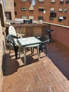 A balcony or terrace at MONTE NARANCO-LOS VEGA PARKING e INTERNET GRATIS