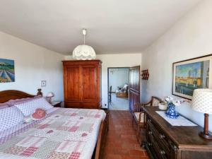 una camera con letto e scrivania con lampada di Appartamenti Tortorella a Pelago