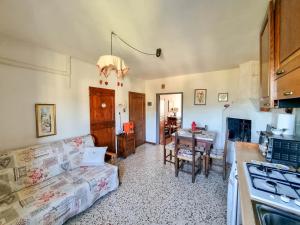 un soggiorno con divano e tavolo di Appartamenti Tortorella a Pelago
