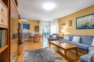 Televízia a/alebo spoločenská miestnosť v ubytovaní Apartamento VIRGEN DEL VALLE
