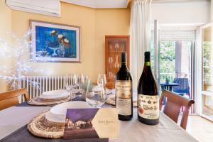 duas garrafas de vinho sentadas numa mesa em Apartamento VIRGEN DEL VALLE em Cenicero