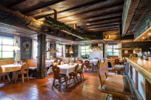 A restaurant or other place to eat at Gasthof-Appartements Sportalm