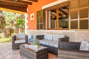Ein Sitzbereich in der Unterkunft Finca Margarita by Mallorca House Rent