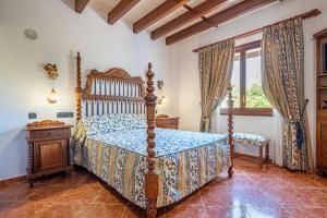 ein Schlafzimmer mit einem Bett und einem Fenster in der Unterkunft Finca Margarita by Mallorca House Rent in Felanitx