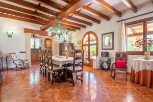 Ein Sitzbereich in der Unterkunft Finca Margarita by Mallorca House Rent