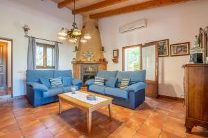 Ein Sitzbereich in der Unterkunft Finca Margarita by Mallorca House Rent