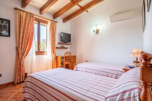 Ein Bett oder Betten in einem Zimmer der Unterkunft Finca Margarita by Mallorca House Rent