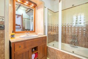 Ein Badezimmer in der Unterkunft Finca Margarita by Mallorca House Rent