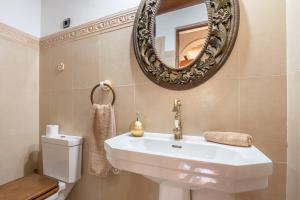 Ein Badezimmer in der Unterkunft Finca Margarita by Mallorca House Rent