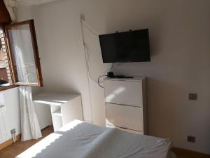 A television and/or entertainment centre at MONTE NARANCO-LOS VEGA PARKING e INTERNET GRATIS