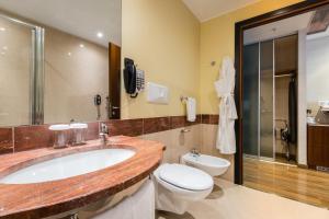 een badkamer met een wastafel en een toilet bij Crowne Plaza Milan - Malpensa Airport, an IHG Hotel in Case Nuove