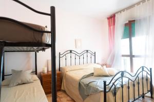 um quarto com 2 camas e um beliche em [VIA CRISPI] Grande e comodo in zona tranquilla. em Pietra Ligure