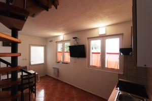Televízia a/alebo spoločenská miestnosť v ubytovaní Holiday Home Milan Borje
