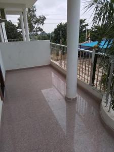 un porche de una casa con una valla en Hotel Anand Lok & Family Restaurant By WB Inn, en Mohaniā
