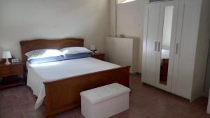 1 dormitorio con 1 cama con almohadas azules en L' antico nespolo, en Nemoli
