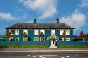 ein großes blaues Haus mit schwarzem Dach in der Unterkunft Honest Lawyer Hotel in Durham