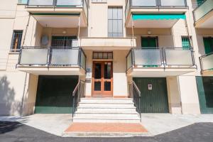 um edifício de apartamentos com escadas e uma porta em [VIA CRISPI] Grande e comodo in zona tranquilla. em Pietra Ligure