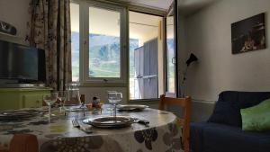 a dining room table with a view of a mountain at Le perchoir de Juliette in La Mongie