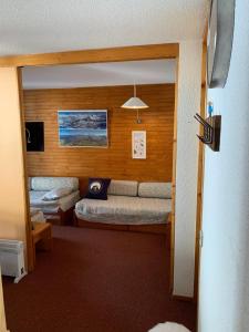 - un salon avec un canapé et une table dans l'établissement Bel appartement ski aux pieds Plagne Bellecôte, à Plagne Bellecôte