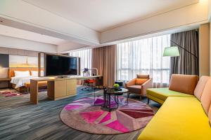TV a/nebo společenská místnost v ubytování 佛山敏卓酒店Mentor Hotel