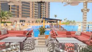 Bazén v ubytování Palm Jumeirah 1BR luxurious & gorgeous view nebo v jeho okolí