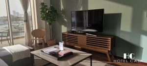 TV a/nebo společenská místnost v ubytování Palm Jumeirah 1BR luxurious & gorgeous view
