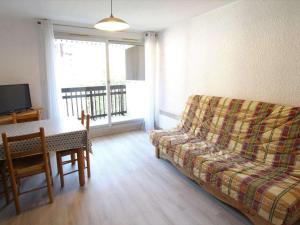 ein Wohnzimmer mit Sofa und Tisch in der Unterkunft Studio cosy 4 couchages, Serre Chevalier, proche pistes et commerces - FR-1-330F-113 in Serre Chevalier + 10 Fotos