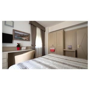 a rendering of a bedroom with a table and a kitchen at Hotel Margherita in Monterosso al Mare