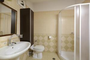 イオアニナにあるVilla Dioniのバスルーム(トイレ、洗面台、シャワー付)