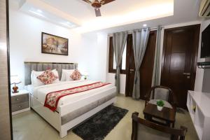 - une chambre avec un lit et une télévision dans l'établissement Hotel Nature View Green Park Metro Couple Friendly New Delhi, à New Delhi