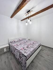 1 dormitorio con 1 cama en una habitación blanca en B&b La casett en Crotone