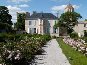 une maison ancienne avec un jardin en face dans l'établissement H de Surgères, à Surgères