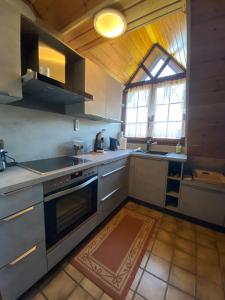 una cocina con electrodomésticos de acero inoxidable y una ventana en Appartement am Stadtpark, en Ochtrup