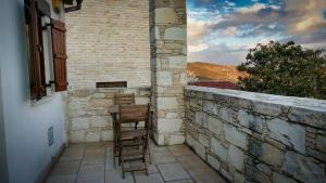 un patio con 2 sedie e un tavolo su un muro di mattoni di Haven a Limassol