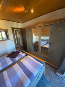 1 dormitorio con 2 camas en una habitación en Appartement am Stadtpark en Ochtrup