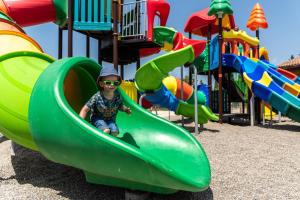 Детская игровая зона в Camping maeva Escapades Les Cottages de Perpignan