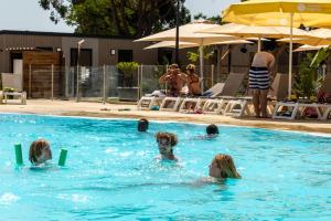 Бассейн в Camping maeva Escapades Les Cottages de Perpignan или поблизости