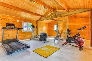 Фитнес-центр и/или тренажеры в Camping maeva Escapades Les Cottages de Perpignan