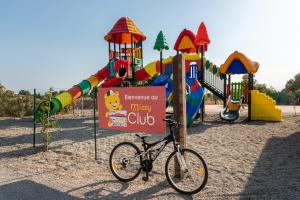 Катание на велосипеде по территории Camping maeva Escapades Les Cottages de Perpignan или окрестностям
