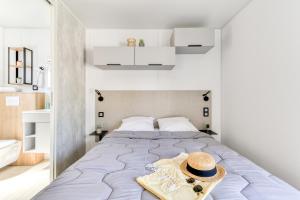 Кровать или кровати в номере Camping maeva Escapades Les Cottages de Perpignan