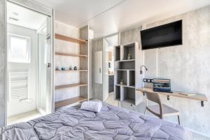 Телевизор и/или развлекательный центр в Camping maeva Escapades Les Cottages de Perpignan