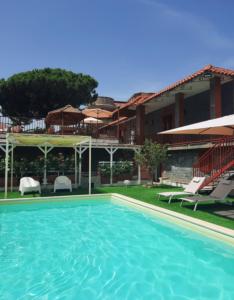 une grande piscine en face d'un bâtiment dans l'établissement B&B Iolì Vesuvio, à Ercolano