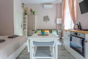 A television and/or entertainment centre at Goldcentral Apartments Akacfa Studios