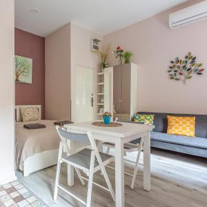 A seating area at Goldcentral Apartments Akacfa Studios
