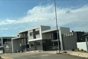 un edificio con las palabras Tesla en su lado en Sarona City L203, en Gaborone