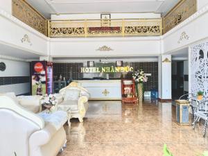 OYO 1170 Nhan Duc Hotel في مدينة هوشي منه: لوبي فندق مندبا اثاث ابيض