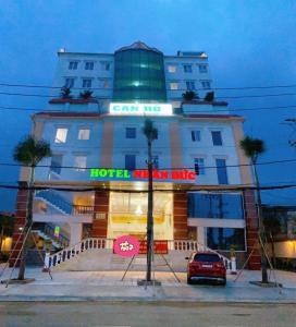 OYO 1170 Nhan Duc Hotel في مدينة هوشي منه: مبنى أمامه فندق