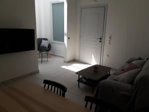 TV a/nebo společenská místnost v ubytování Κύκνος