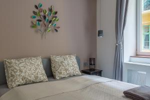 Posteľ alebo postele v izbe v ubytovaní Goldcentral Apartments Akacfa Studios